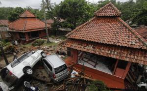 Foto: AA / Broj poginulih osoba u cunamiju u kanalu Sunda u Indoneziji povećan je na 222